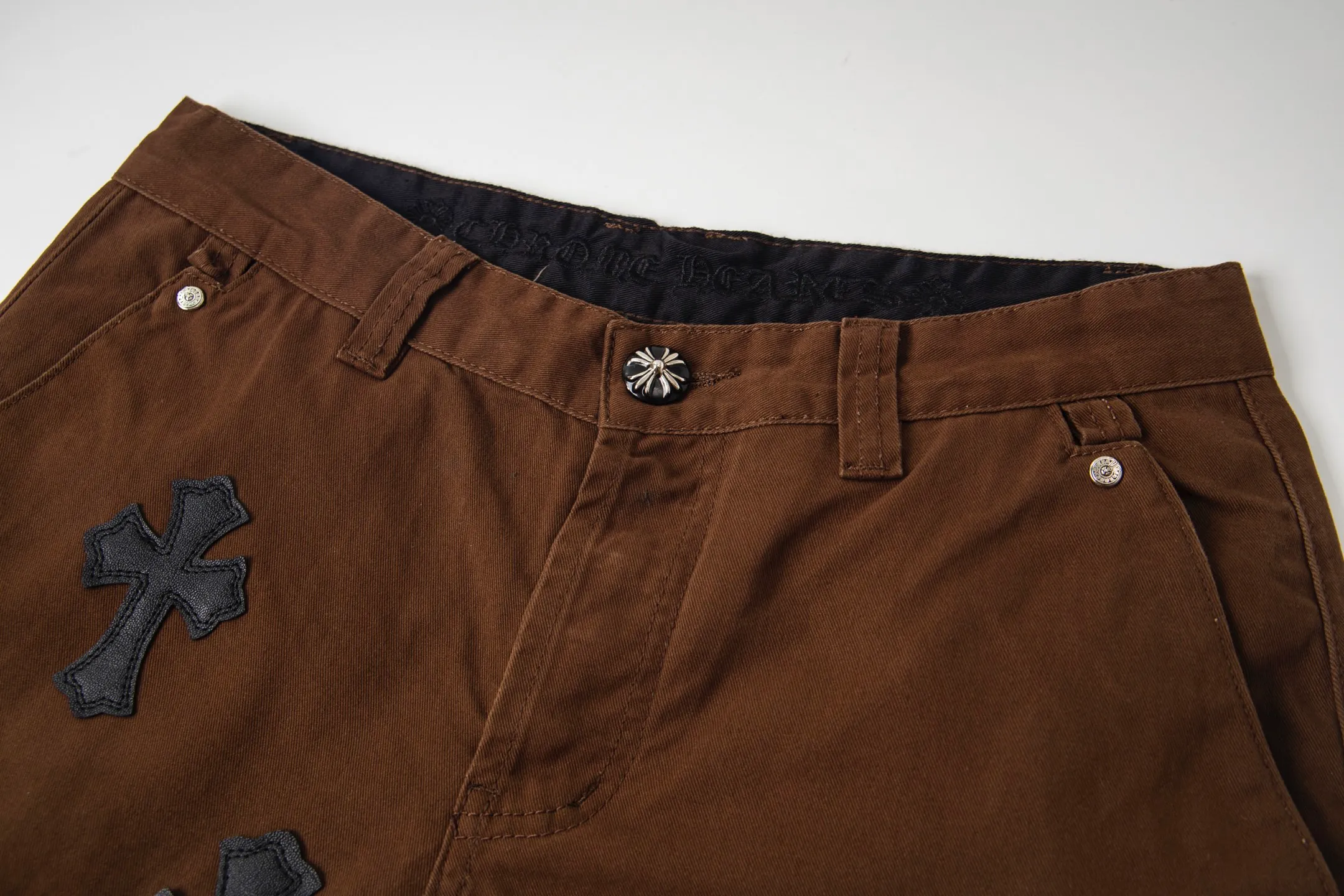 P260 Chrome Hearts | Chrome Hearts Brown Casual Cross Patched Leather Jeans - Full of exploring the ultimate in fashion, Chrome Hearts' new Chrome Hearts pants cleverly integrate camouflage cross, camouflage cross and other elements to break traditional boundaries. Mattyboy's clever fusion of overalls and khaki jeans, the same style, brings endless matching inspiration to fashionistas! Whether it is daily wear or a trendy try, these pants can bring you an excellent fashion experience. Style number: 1754# Color: casual brown Size: 28 30 32 34